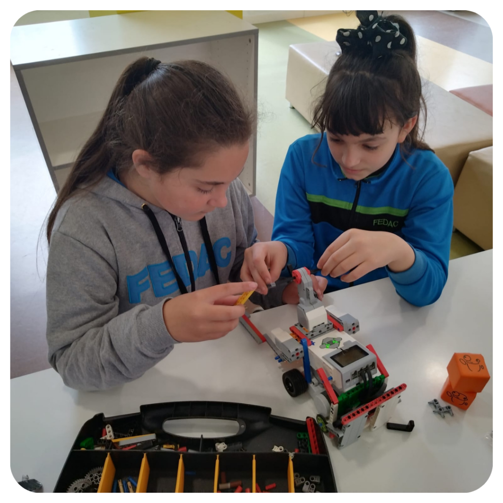 Alumnat de primària 5 construint el robot
