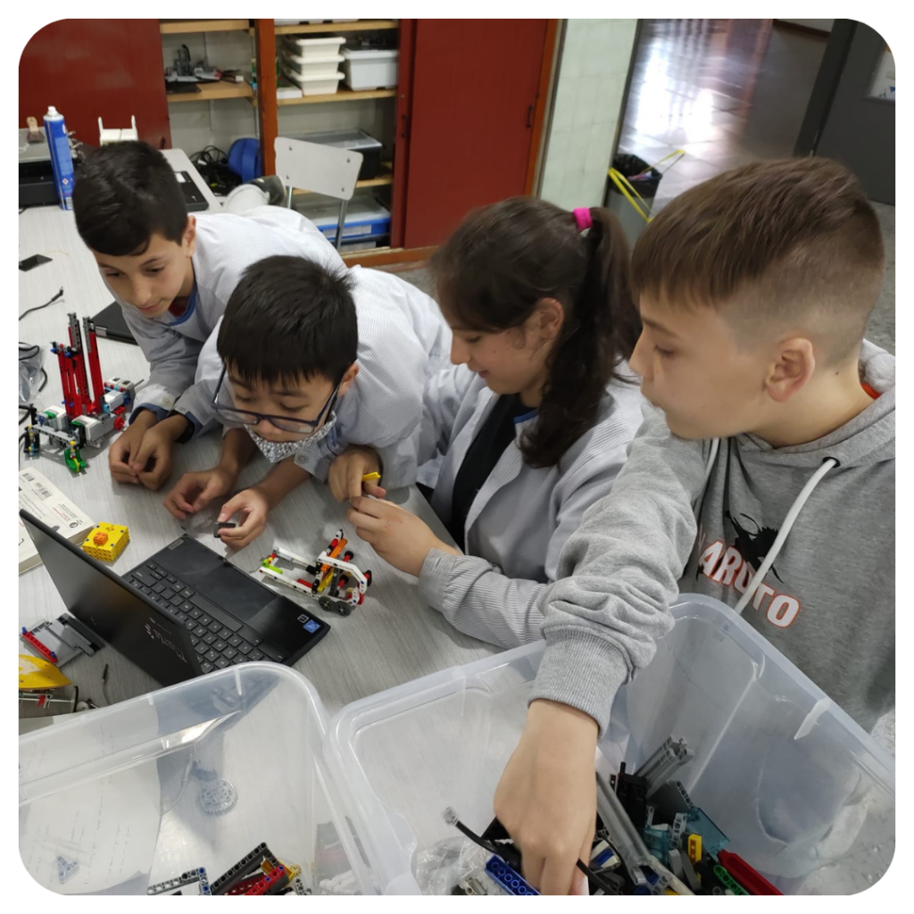 Alumnat de primària 6 dissenyant i programant el robot